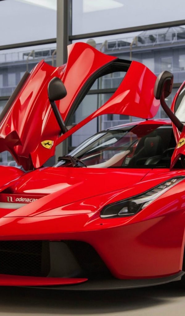 Автомобиль Ferrari LaFerrari с открытыми дверями