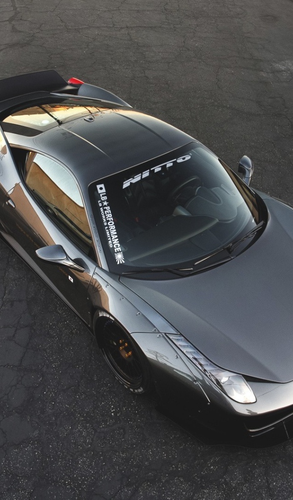 Гоночный Феррари на черном асфальте