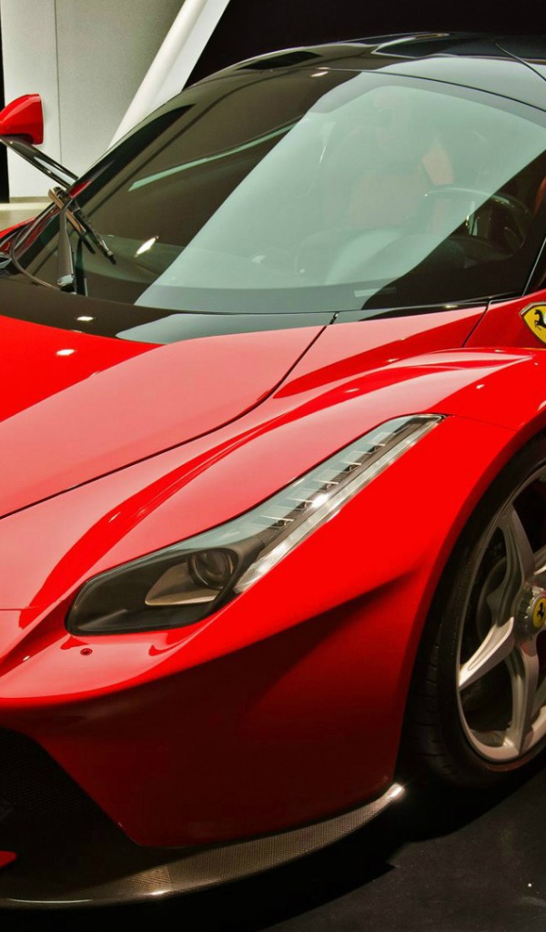 Красный гоночный Ferrari LaFerrari