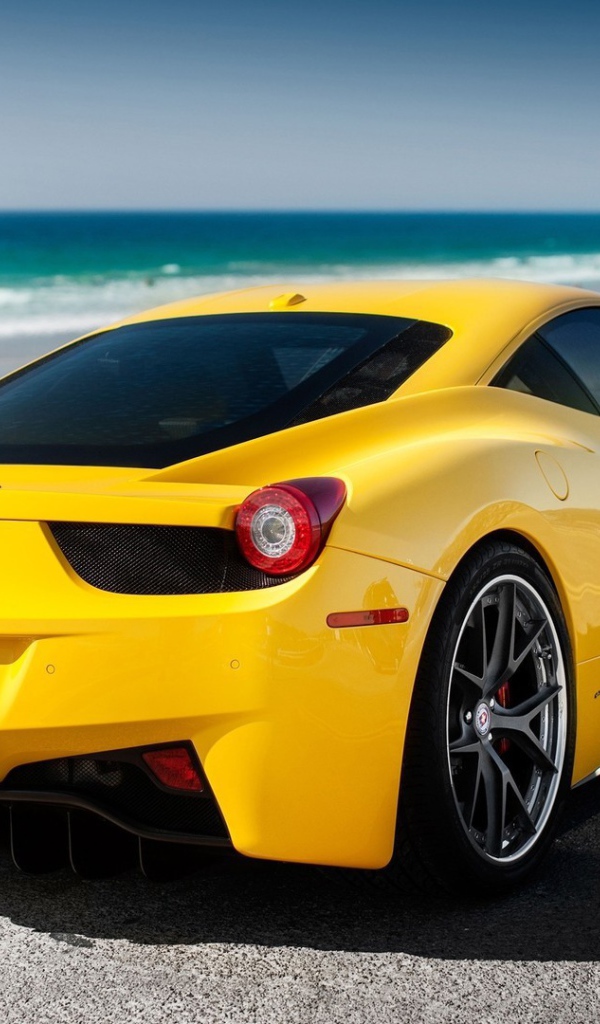 Желтый Феррари 458 припаркован у моря
