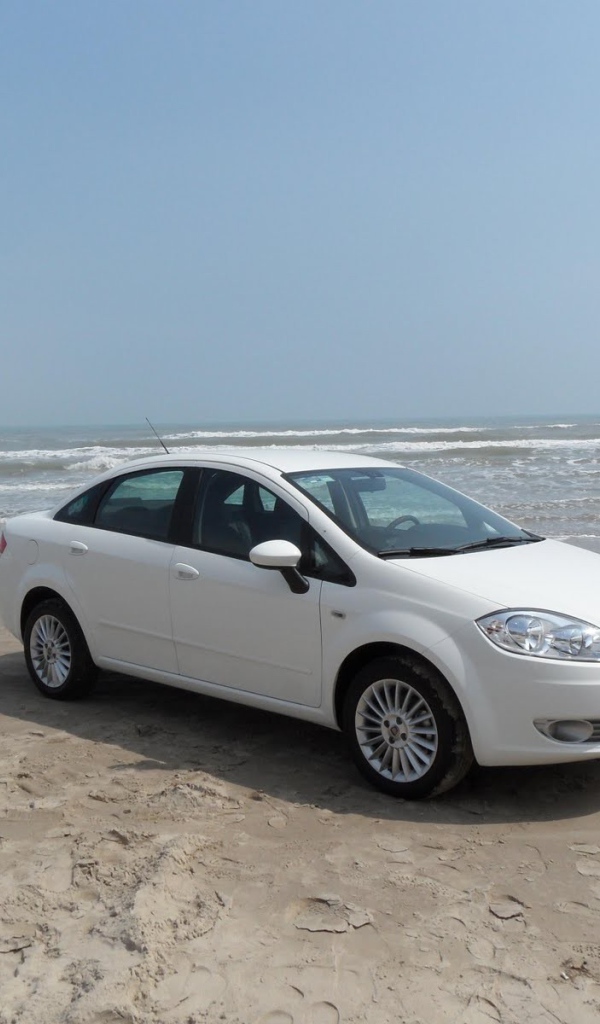 Белый Фиат на песке пляжа