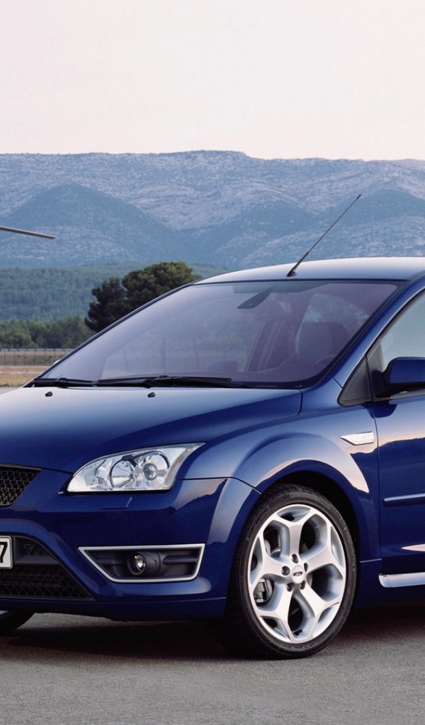 Голубой Форд на вертолетной площадке