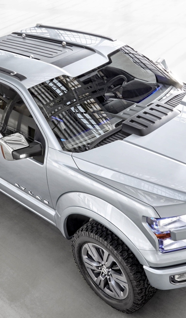 Мощный серебристый Форд пикап