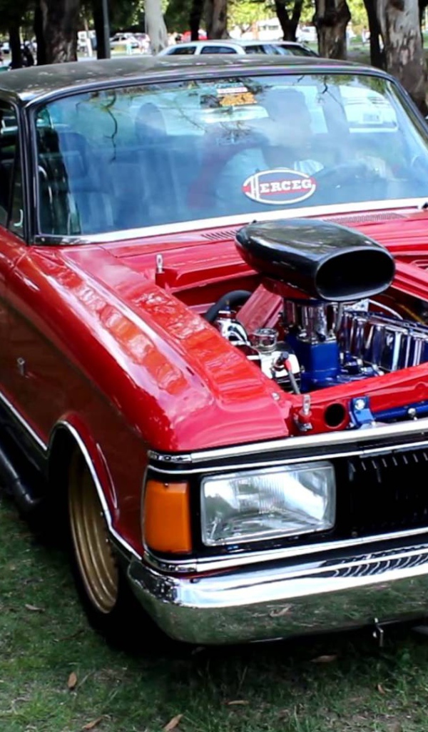 Красный Ford Falcon без капота