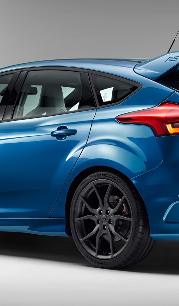 Голубой Ford Focus RS на сером фоне