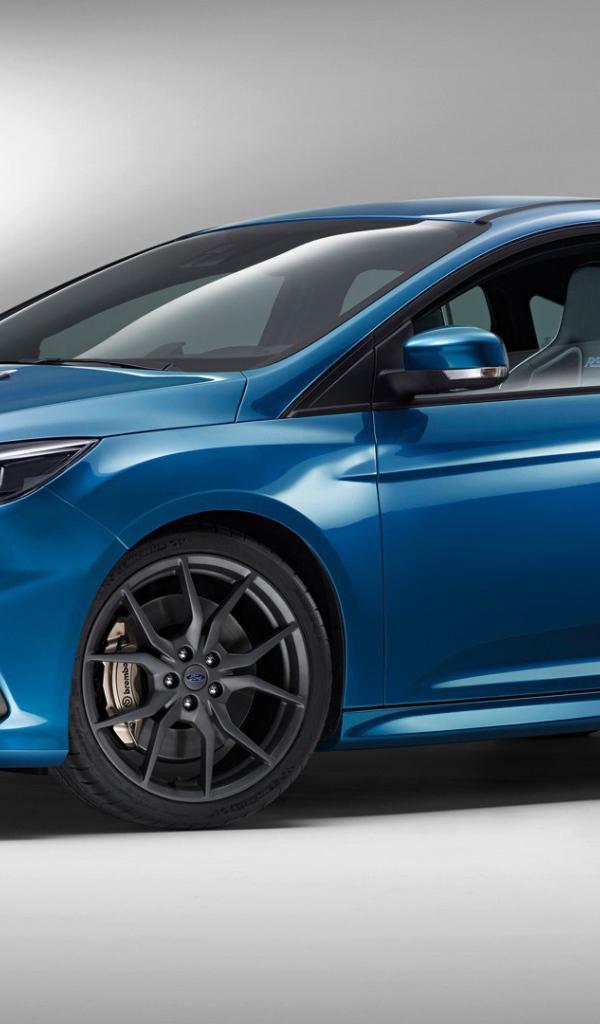 Вид в профиль на голубой Ford Focus RS на сером фоне