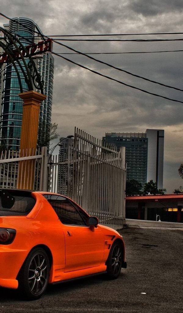 Оранжевая Хонда припаркована в городе