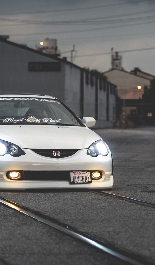 Белая Honda acura rsx на трамвайных рельсах