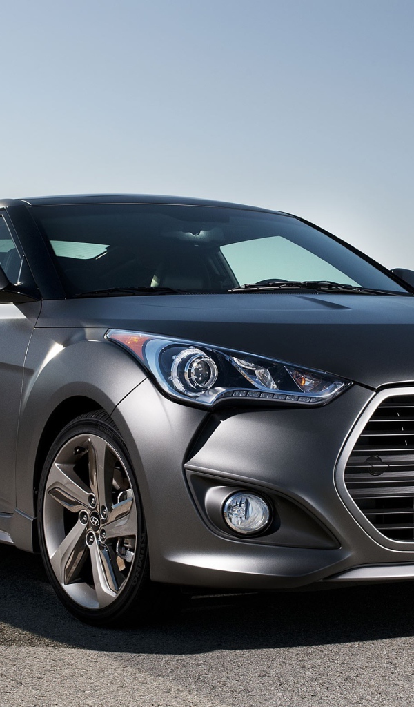 Автомобиль Hyundai Veloster на шоссе