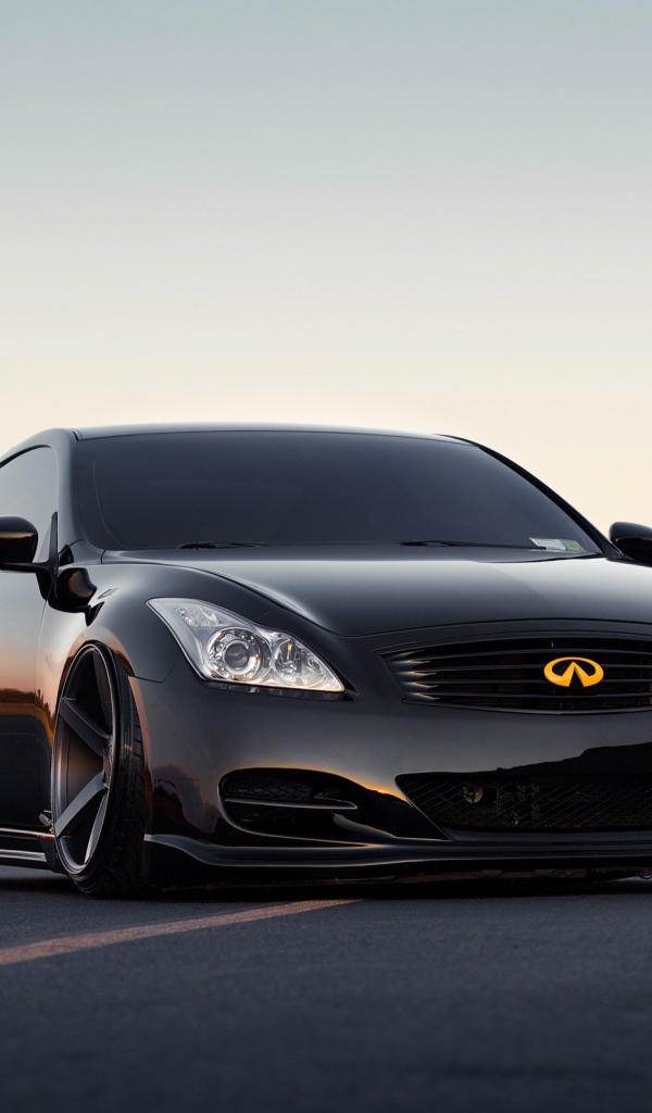 Черный автомобиль Stance Infiniti