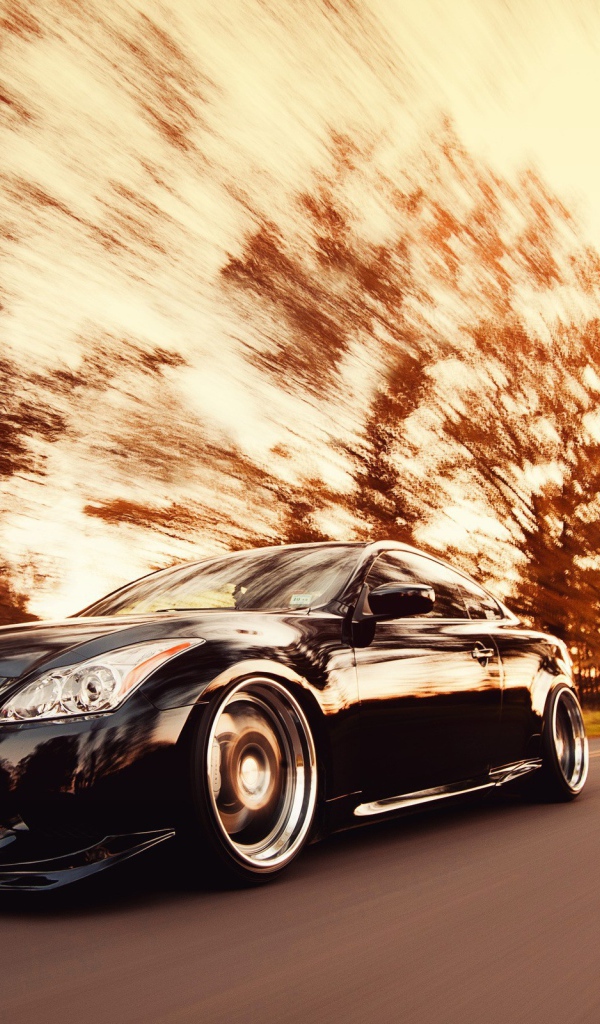 Быстрый Infiniti на дороге