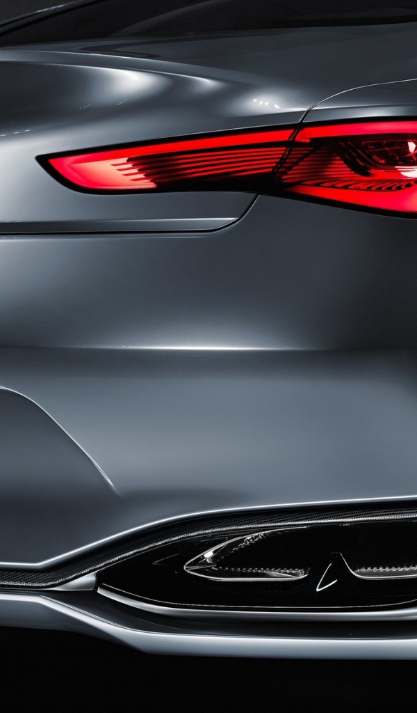 Вид сзади на новый Infiniti