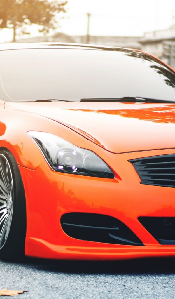 Красный автомобиль Infiniti G37S