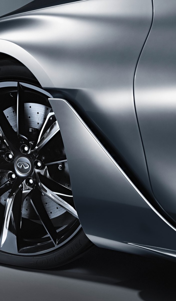 Переднее колесо автомобиля Infiniti