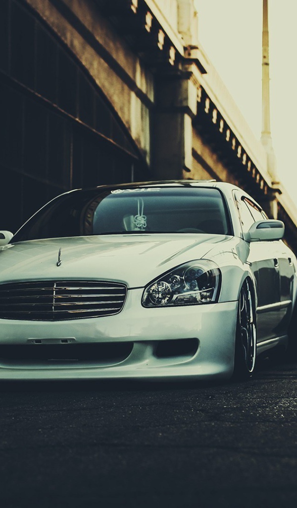 Белый Infiniti у эстакады