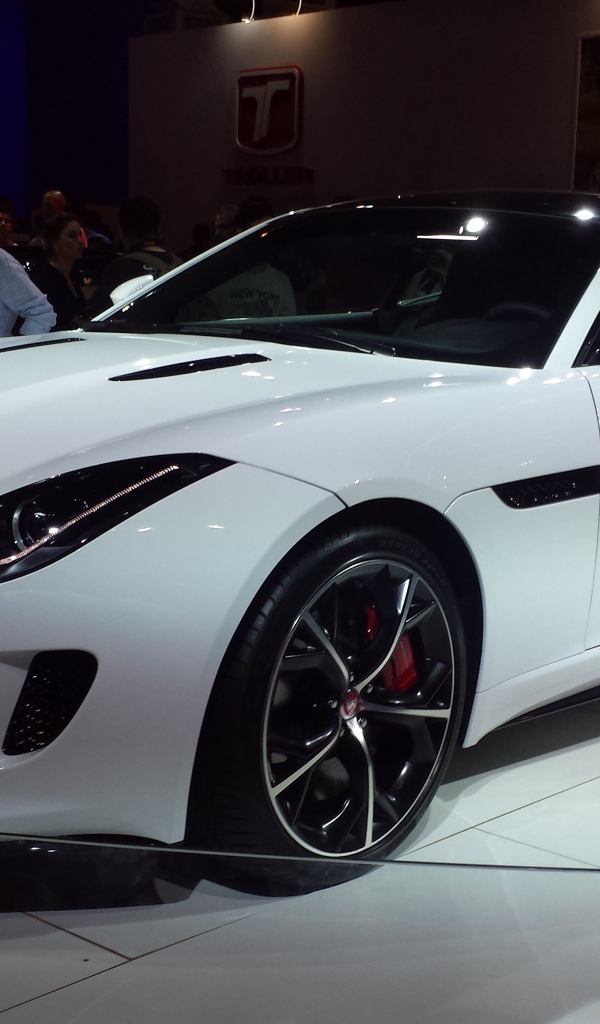 Новый белый Jaguar на выставке