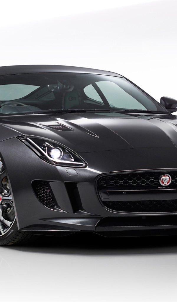 Черный автомобиль Jaguar F-Type