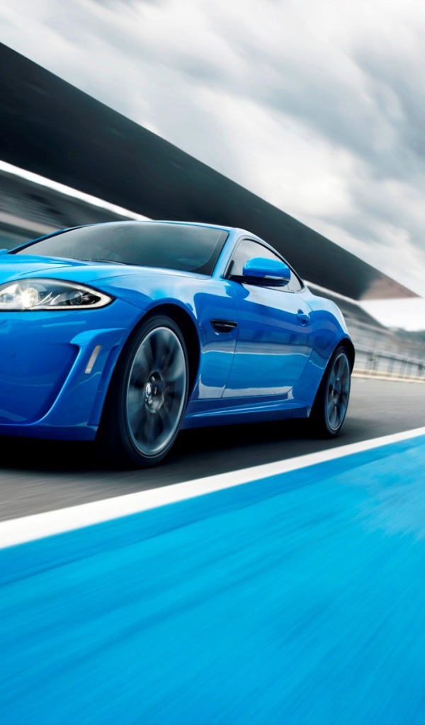 Голубой автомобиль Jaguar XKR