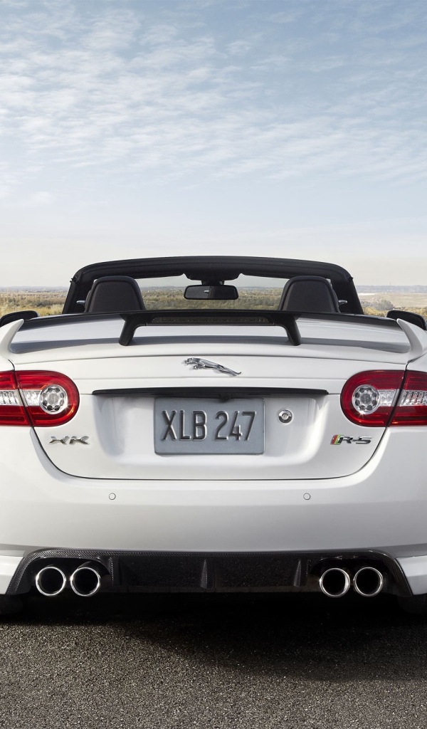 Белый Jaguar XKR на фоне природы