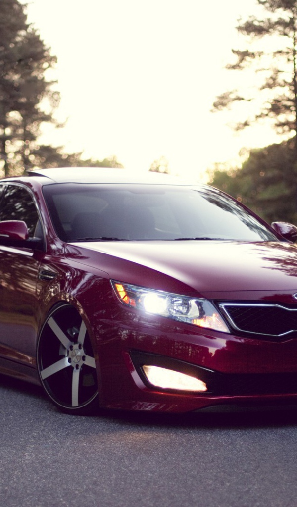 Киа Оптима вишневого цвета