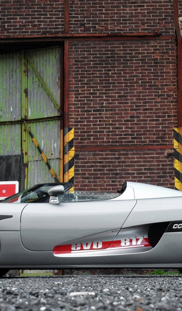 Серый автомобиль Koenigsegg CCR