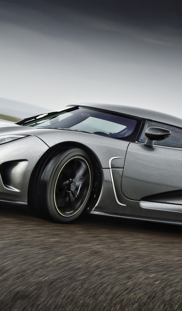 Серый суперкар Koenigsegg Agera