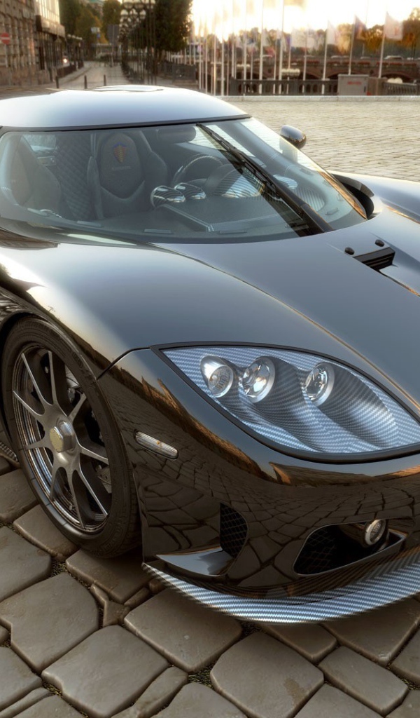 Автомобиль Koenigsegg CCX на городской площади