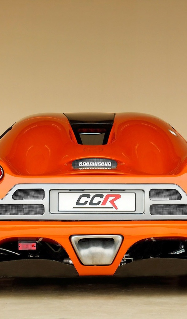Вид сзади на оранжевый Koenigsegg CCR