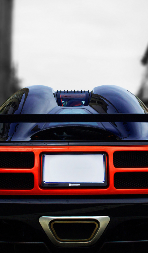 Вид сзади на суперкар Koenigsegg CCX