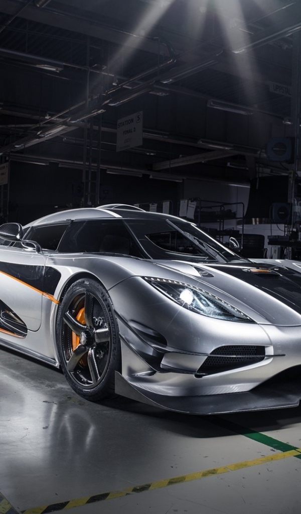 Серебристый Koenigsegg Agera в гараже