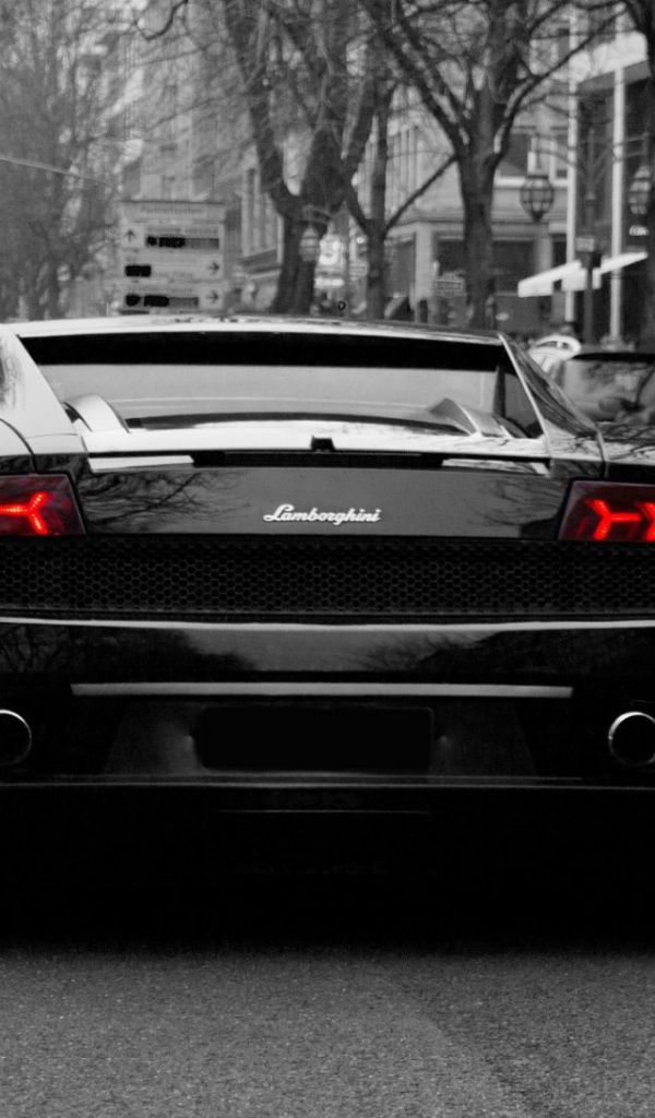 Черный Lamborghini Gallardo едет по улице