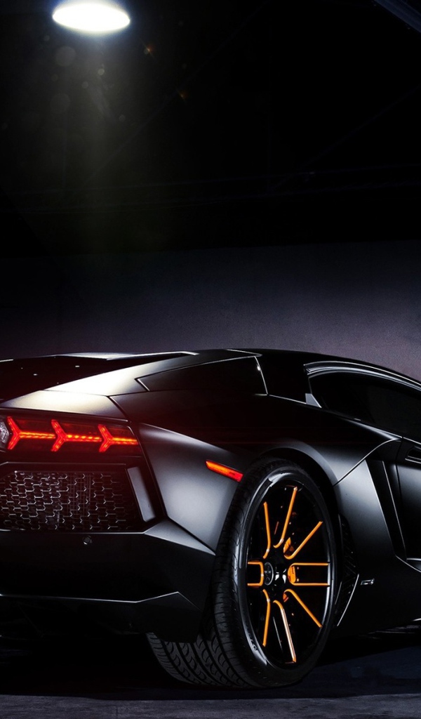 Черный Lamborghini в луче прожектора