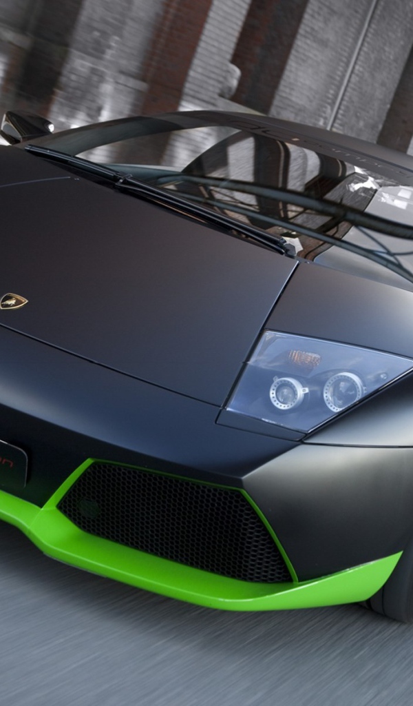 Черный Ламборгини с зеленым ободом