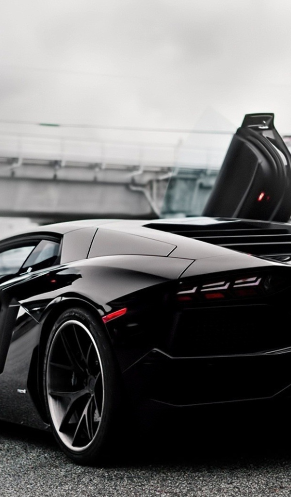 Черный Ламборгини с открытыми дверями