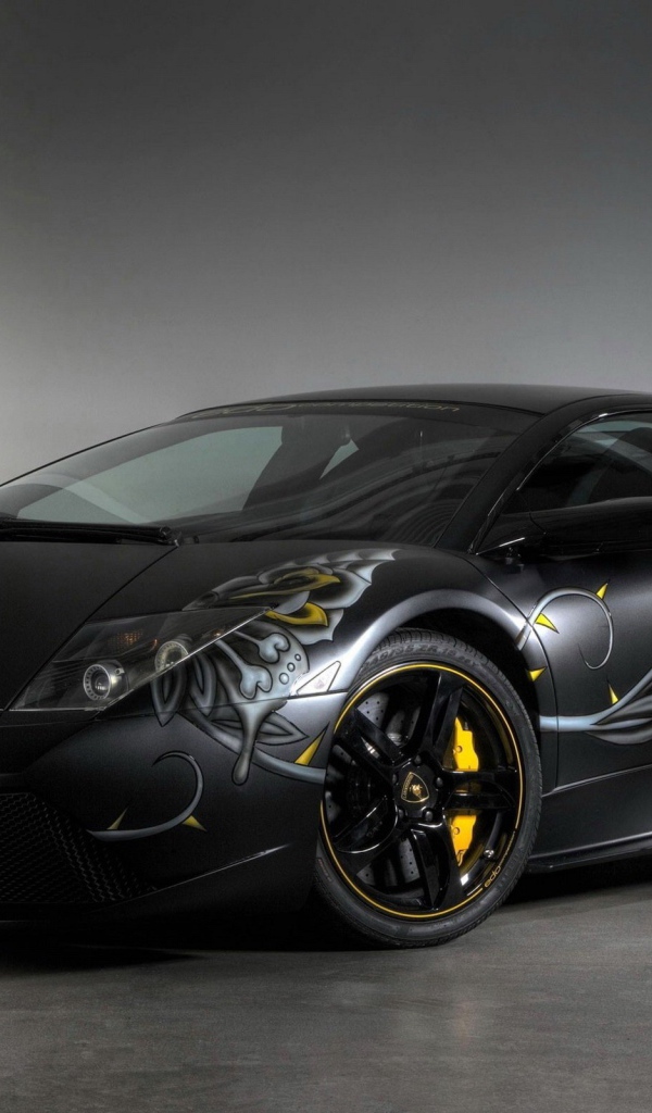 Черный Lamborghini с наклейками