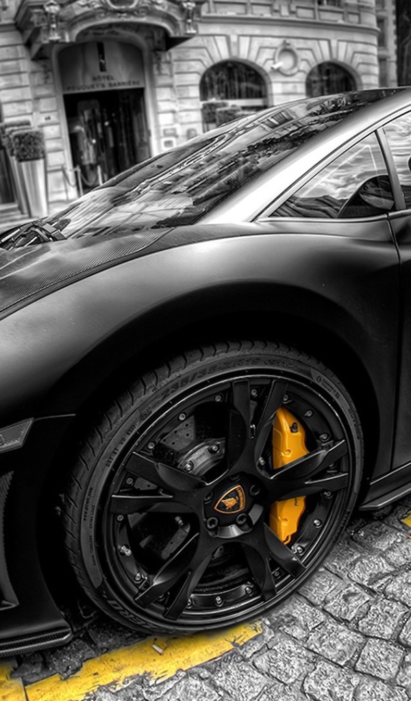 Черный Lamborghini на желтой разметке в Париже