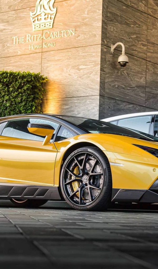 Автомобиль Novitec Torado Lamborghini Aventador NL2 на парковке