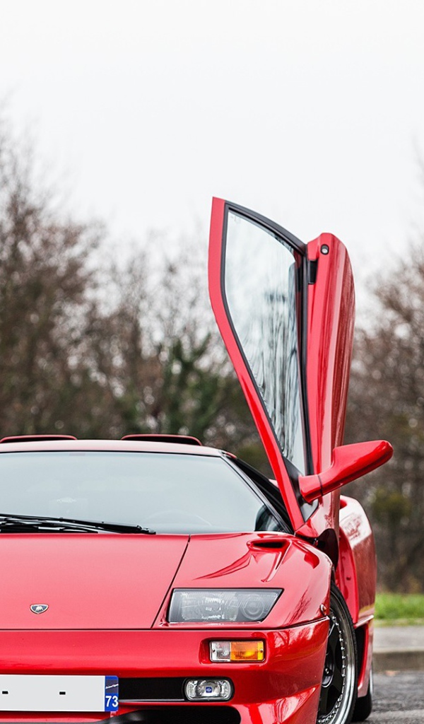 Красный Ламборигини Diablo с открытыми дверями