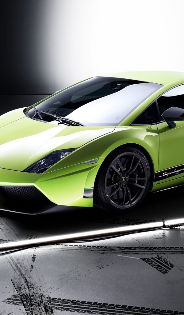 Зеленый Lamborghini Gallardo Superleggera  в павильоне