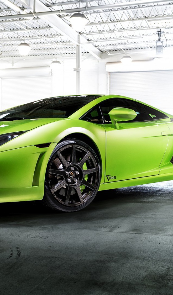 Зеленый Lamborghini Reventon в гараже