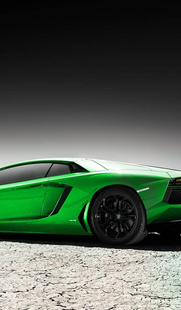 Зеленый Lamborghini на серой земле