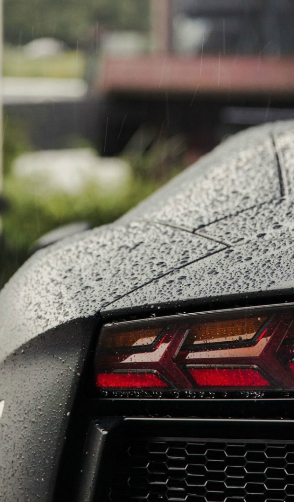 Автомобиль Lamborghini Aventador под дождем