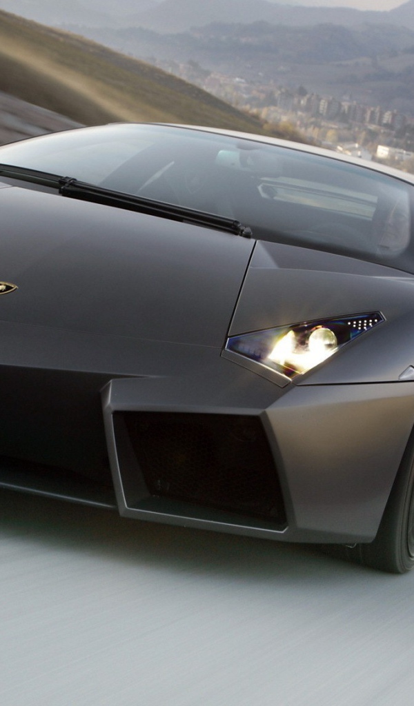 Lamborghini Reventon на загородном шоссе