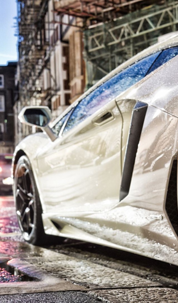 Ламборгини под дождем на городской улице