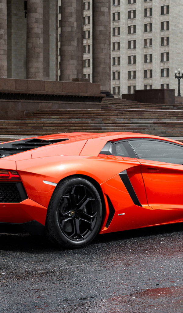Оранжевый Ламборджини около здания