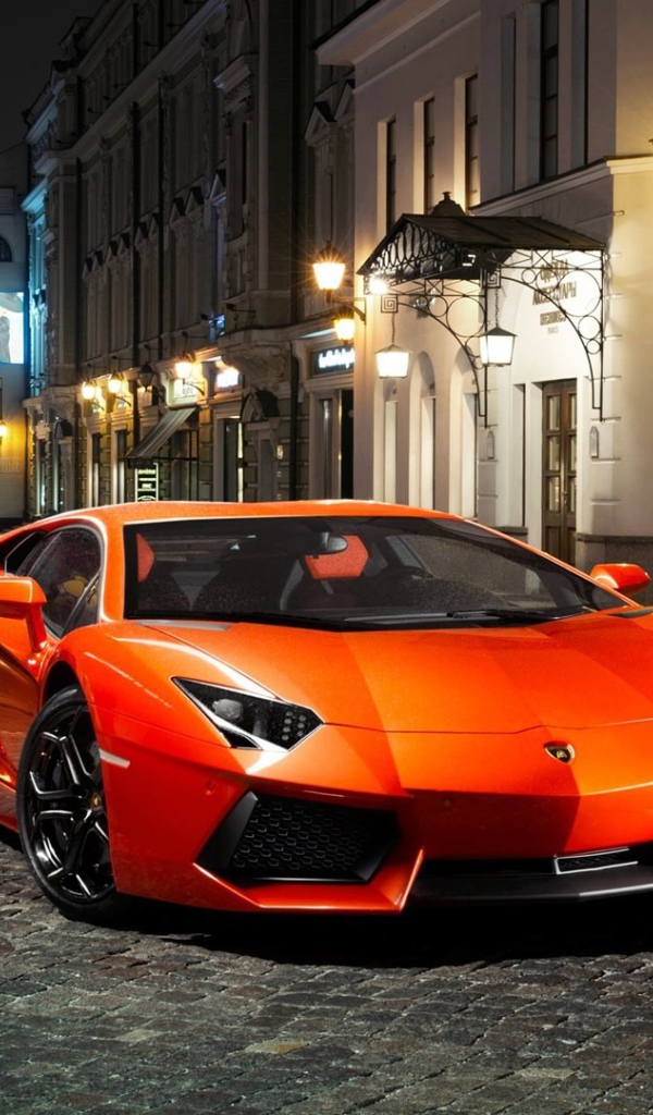 Оранжевый Ламборгини на пустой вечерней улице
