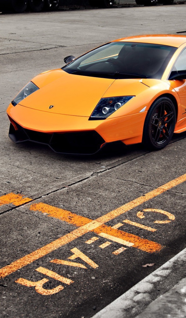 Оранжевый автомобиль Lamborghini Murcielago LP 670-4 Super Veloce