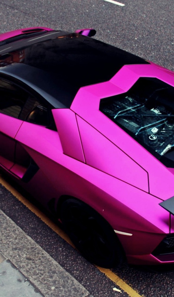 Розовый автомобиль Lamborghini Aventador