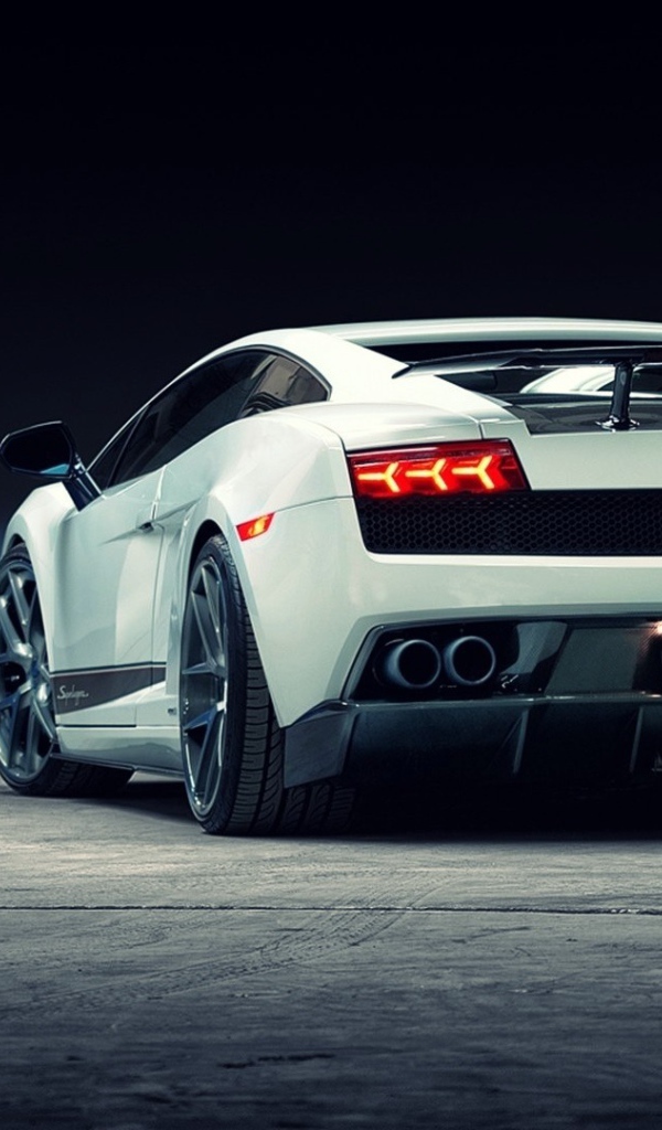 Задние огни белого Lamborghini Reventon