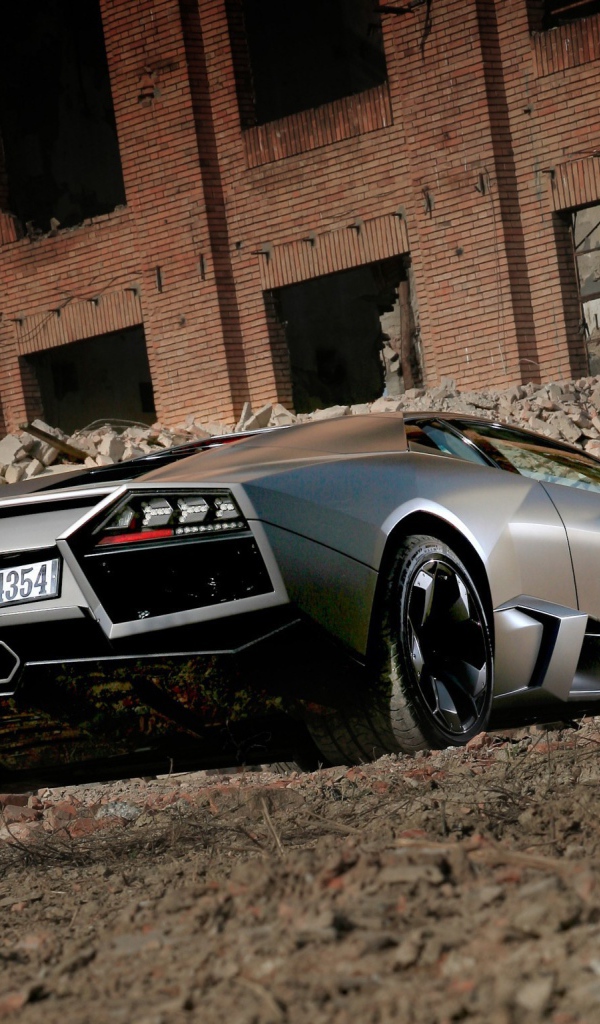 Вид сзади на Lamborghini Reventon